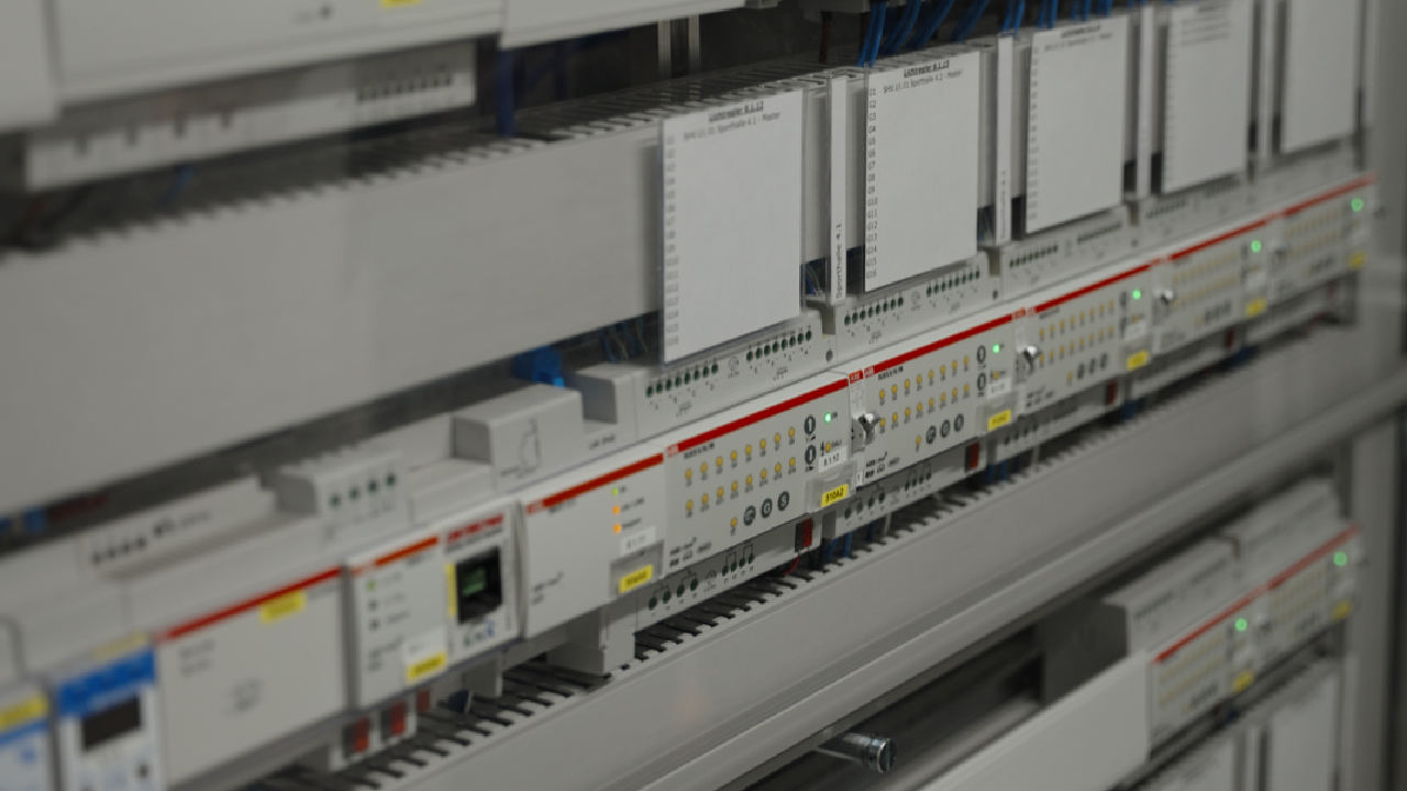Gebäudeautomation - von Energieverteilung, ABB i-bus KNX, bis hin zu Solarwechselrichtern Gebäudeautomation - von Energieverteilung, ABB i-bus KNX, bis hin zu Solarwechselrichtern