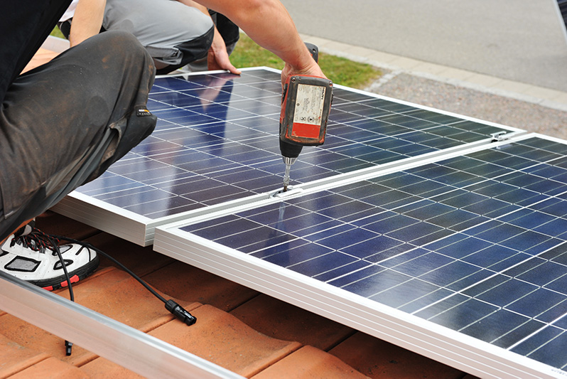 Installation von Solarpanels Installation einer PV-Anlage